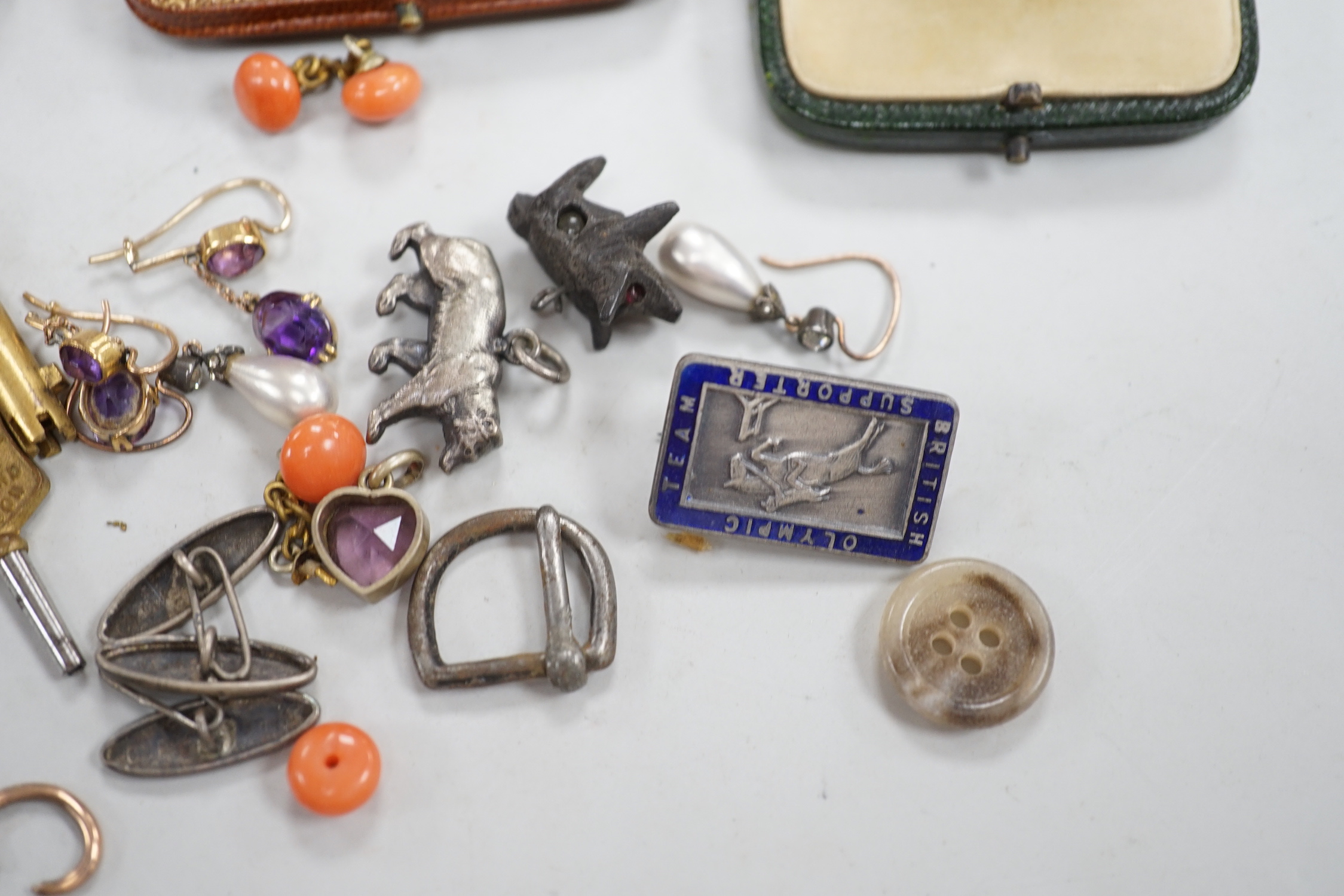 Sundry jewellery including Victorian garnet set portrait brooch, etc.